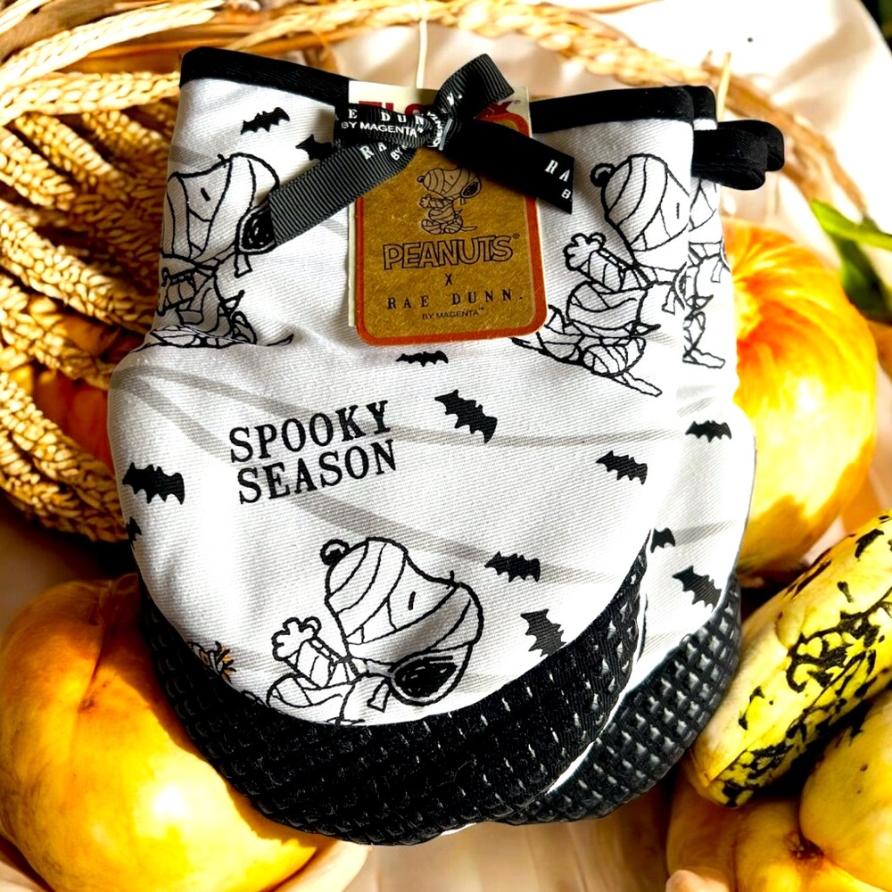Rae Dunn Peanuts Snoopy Halloween Mummy Oven Mitts NWT